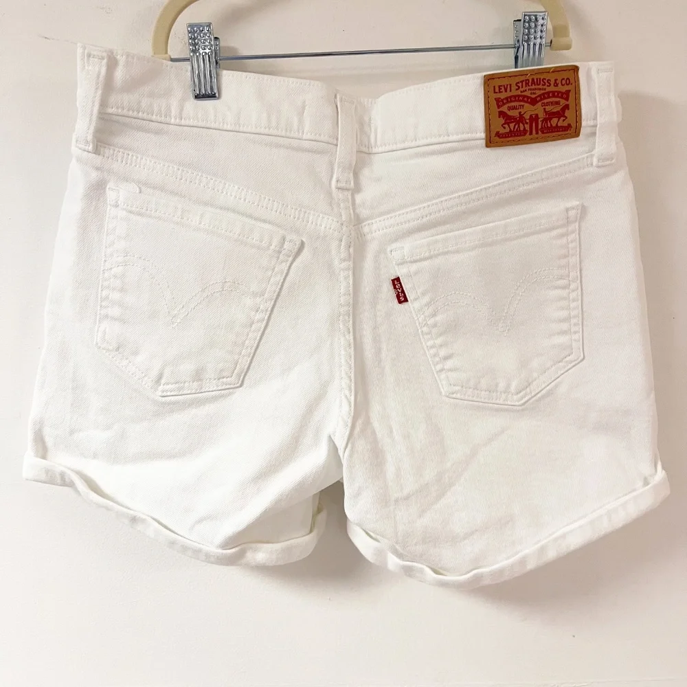 LEVIS Mid Length White Denim Shorts size 28/6 Cuffed Zipper Fly - Picture 8 of 11